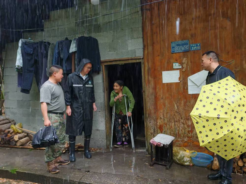 6月19日，当地干部正在入户转移鹤峰县太平镇芦坪村汪家河受灾群众。新华社发
