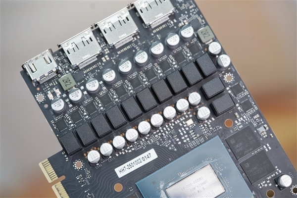 全白色刃式装甲!影驰RTX 5070 Ti圣刃图赏