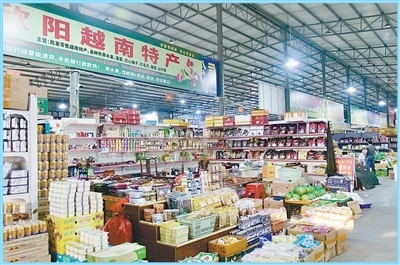 中国—东盟（崇左）水果交易中心内的越南特产商店。　