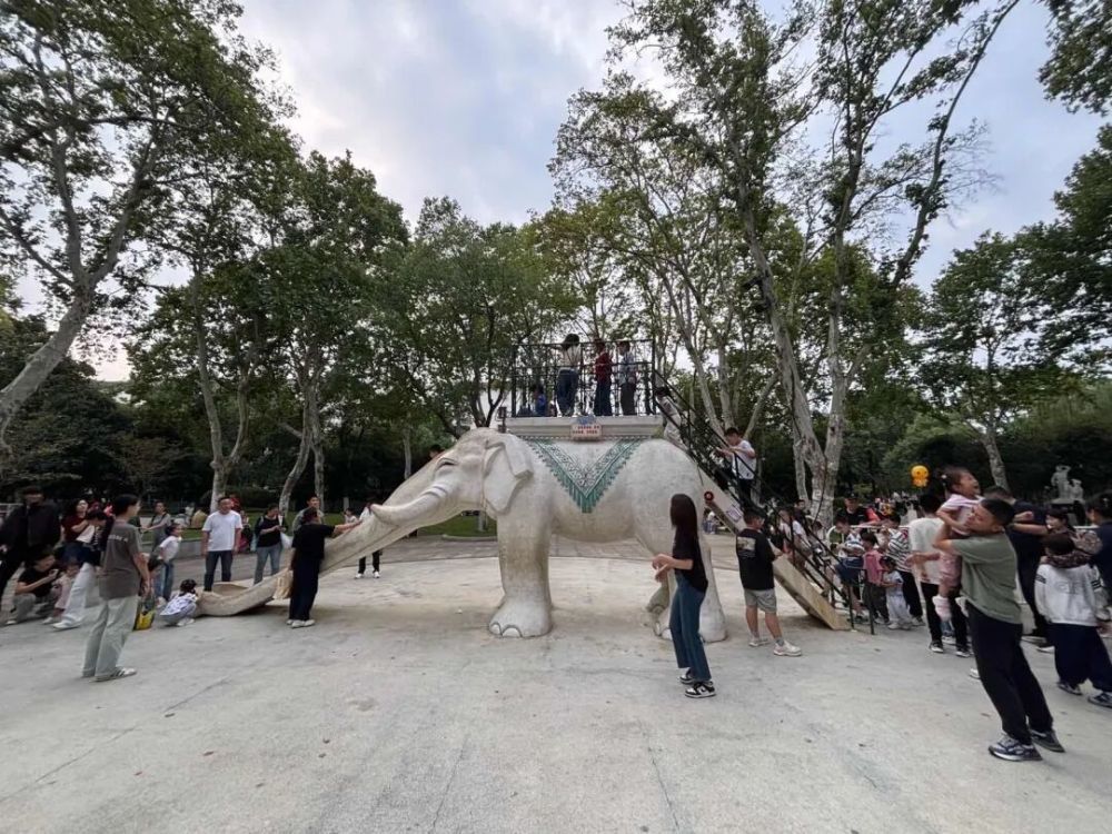 今年回到了阔别多年的故乡，看到小时候最喜欢的公园里的大象滑梯还是有很多小朋友在排队等着玩，那一刻好像穿越时空看到了曾经的自己。城市变化日新月异，但总有一些东西不曾改变，比如排队滑滑梯的孩子们，秋季飘在空气中的桂花香，还有曾经生活在这里的记忆以及与之相关的一切。@松鼠船长