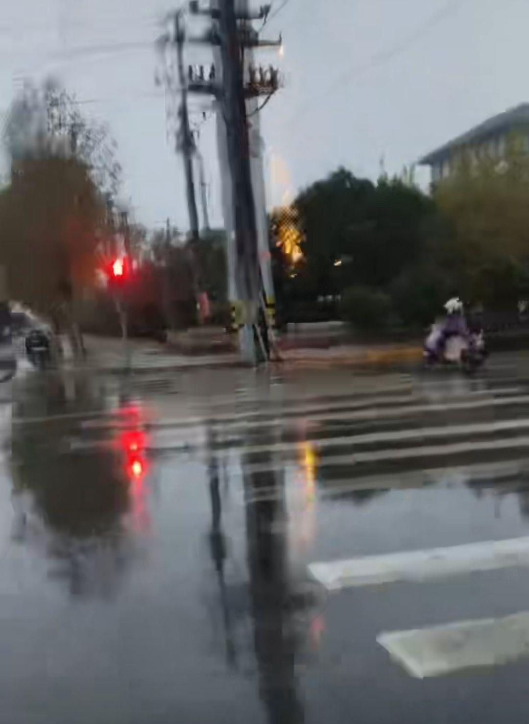 河南一地电线起火断裂坠落,有人骑电动车经过时被砸(来源网络)