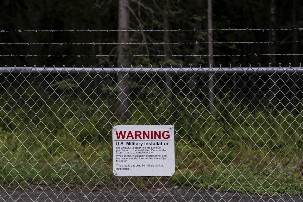埃尔门多夫-理查德森联合基地入口大门外的围栏上张贴着警告标志。