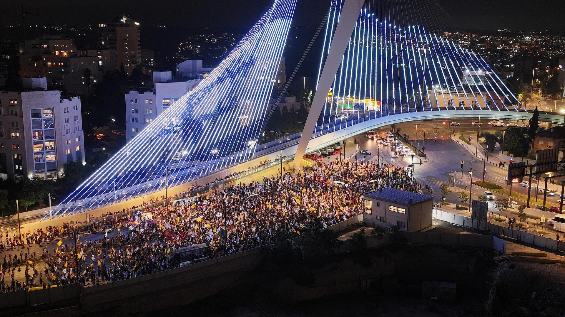 ▲当地时间2025年9月6日,耶路撒冷,人们聚集在西耶路撒冷入口处的琴弦桥前,游行要求释放加沙地带的人质并结束战争 图据视觉中国