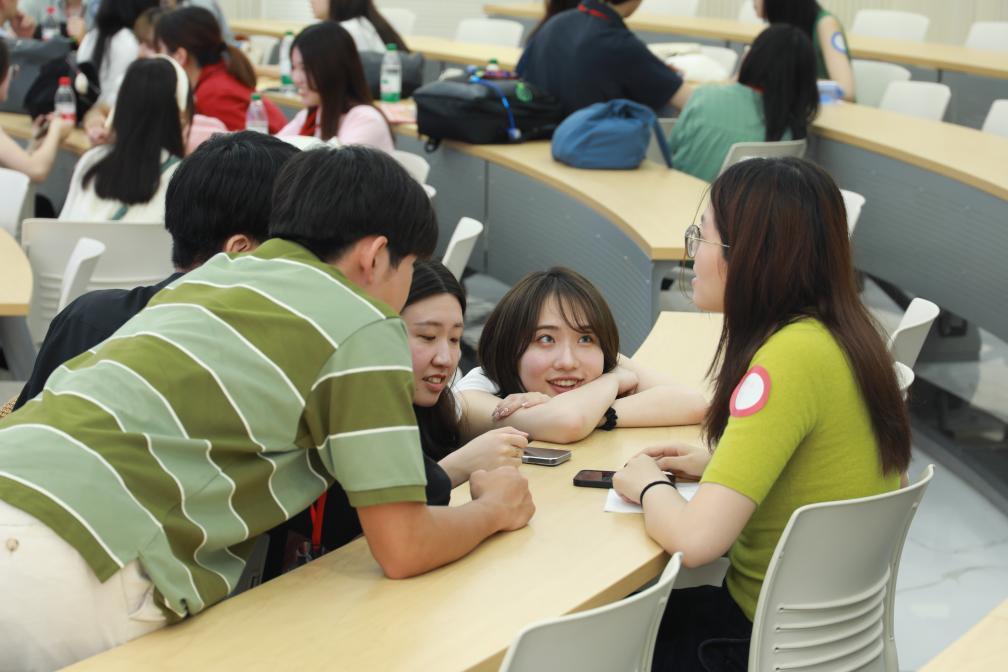 5月13日，在北京语言大学，庆应义塾大学学生森翔子（右二）与中国大学生交流。新华社发（北京市人民对外友协供图）