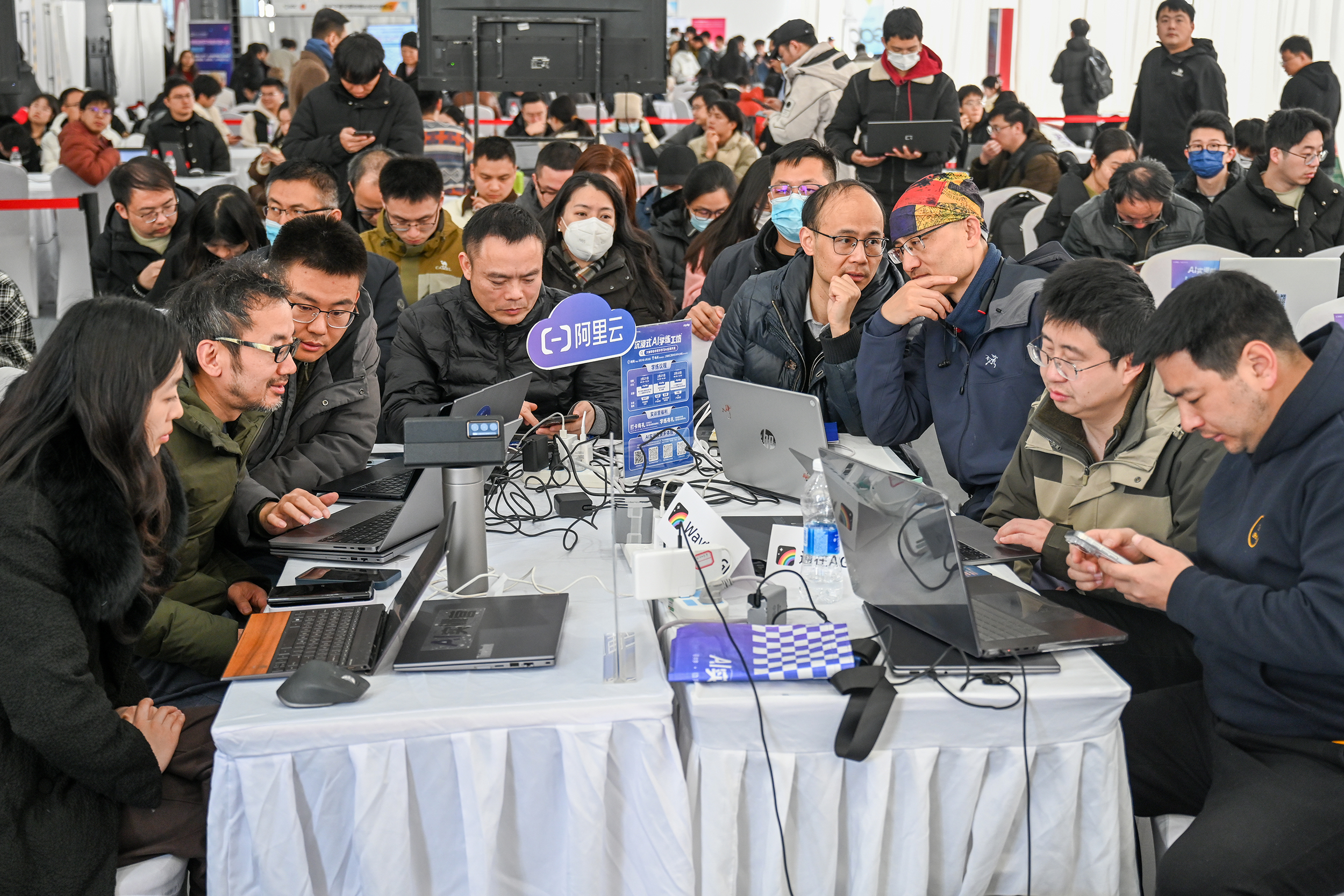 2025年2月22日,上海西岸艺术中心,观众在“沉浸式AI学练工坊”中学习AI应用开发。澎湃新闻记者 朱伟辉 图