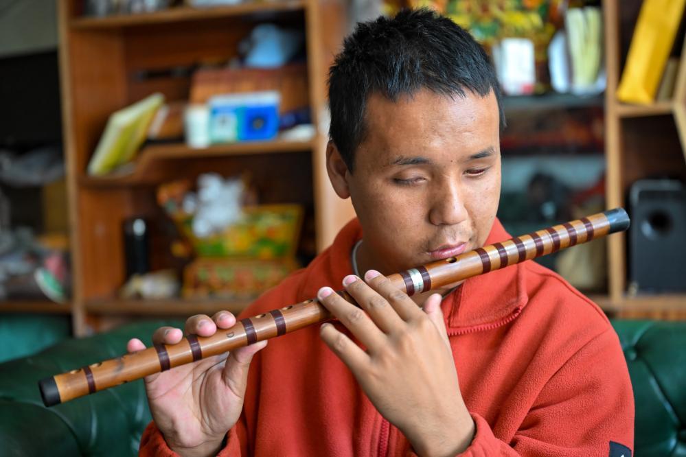 2025年10月10日，达瓦次仁在练习吹奏笛子。