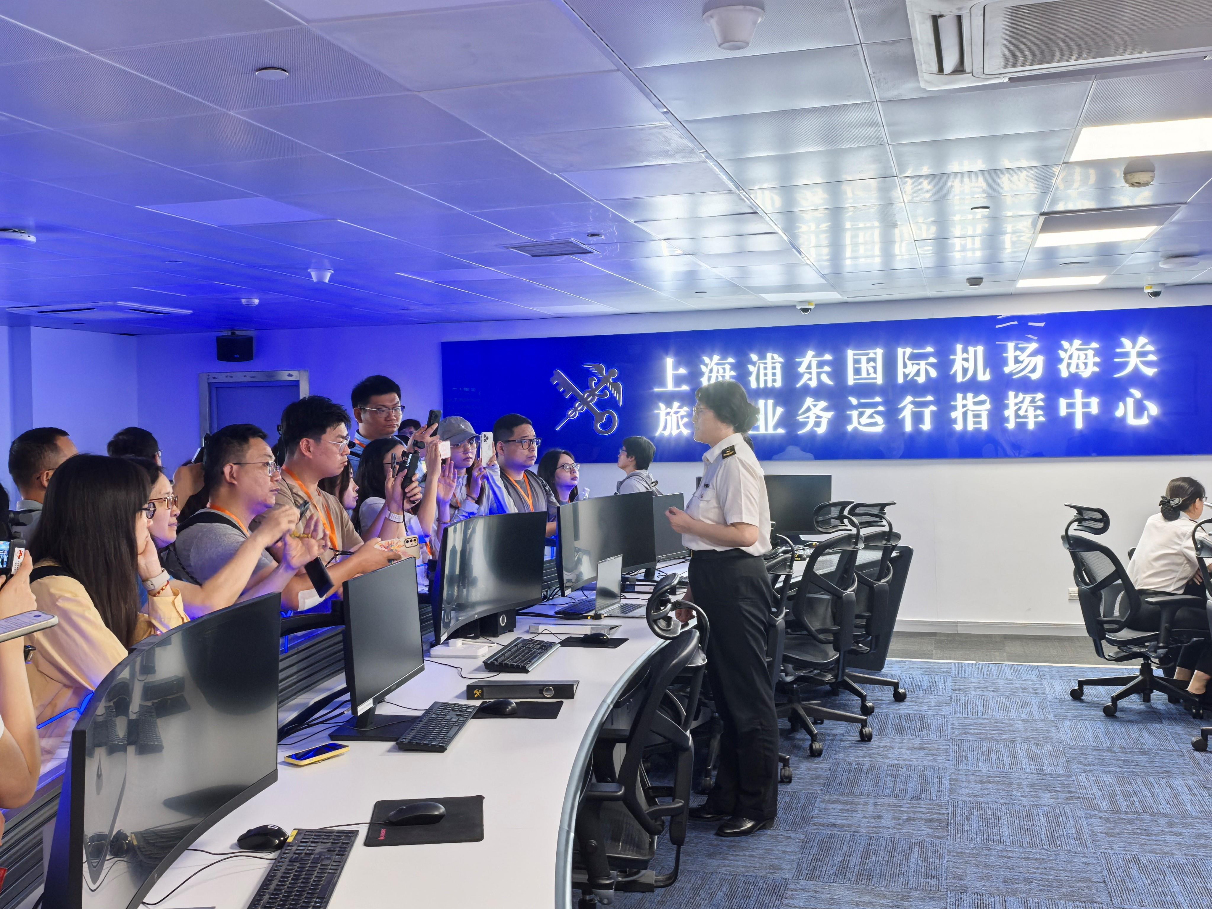 在浦东国际机场海关旅检区，“一屏总览”的智慧旅检让通关效率成倍提升。
