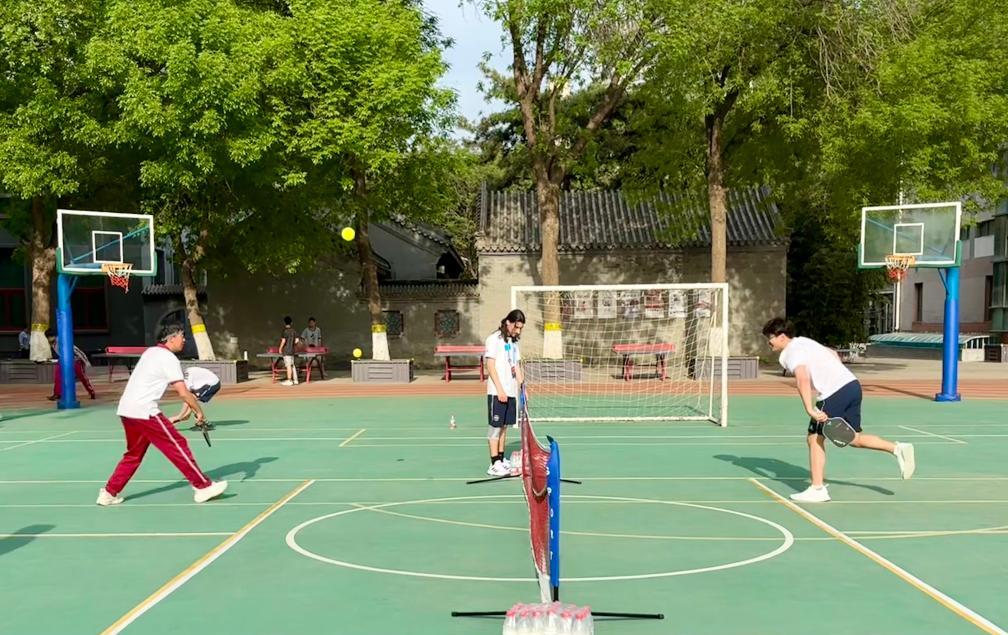 4月17日,中美青少年在北京中学进行匹克球友谊赛前热身。新华社记者赵旭摄