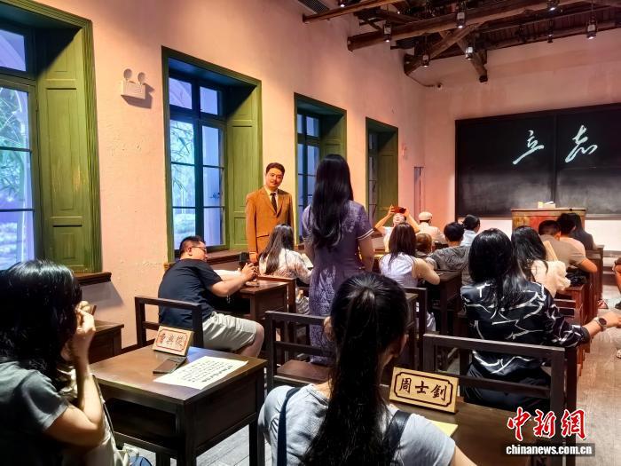 9月5日,位于长沙橘子洲的《恰同学少年》沉浸式青春剧场,“杨昌济”饰演者与观众王子悦(紫衣)互动。 张雪盈 摄