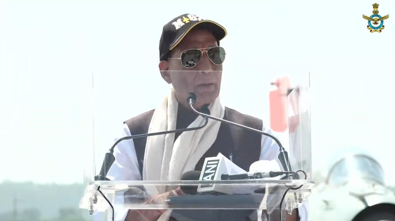 印度国防部长拉杰纳特·辛格在现场为纪念封揭幕并发表讲话 印度空军