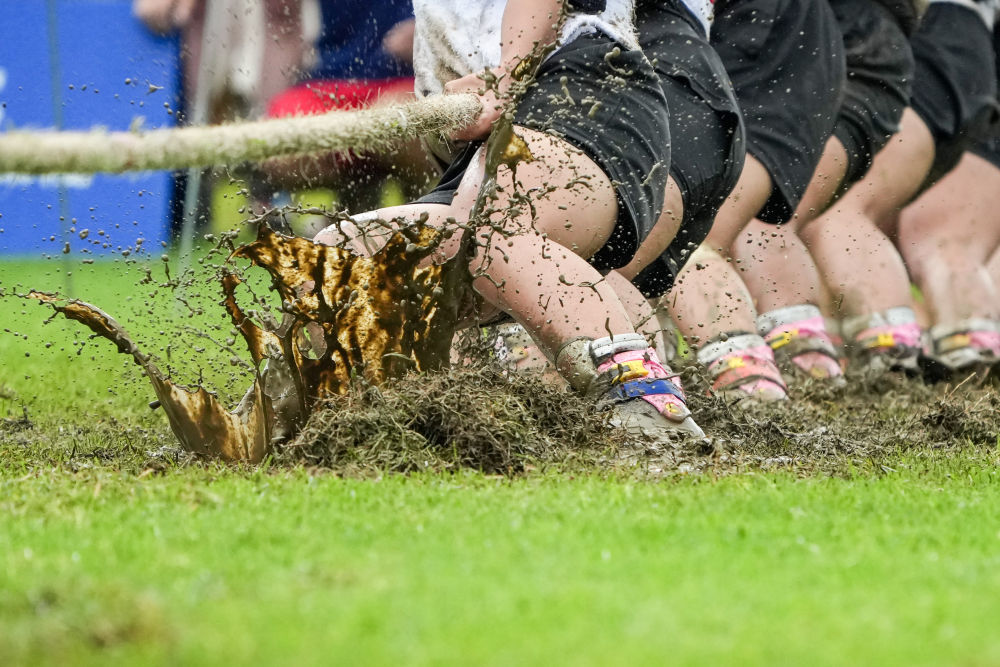 8月10日,中国台北队队员在2025年成都世运会女子室外拔河500公斤比赛中。