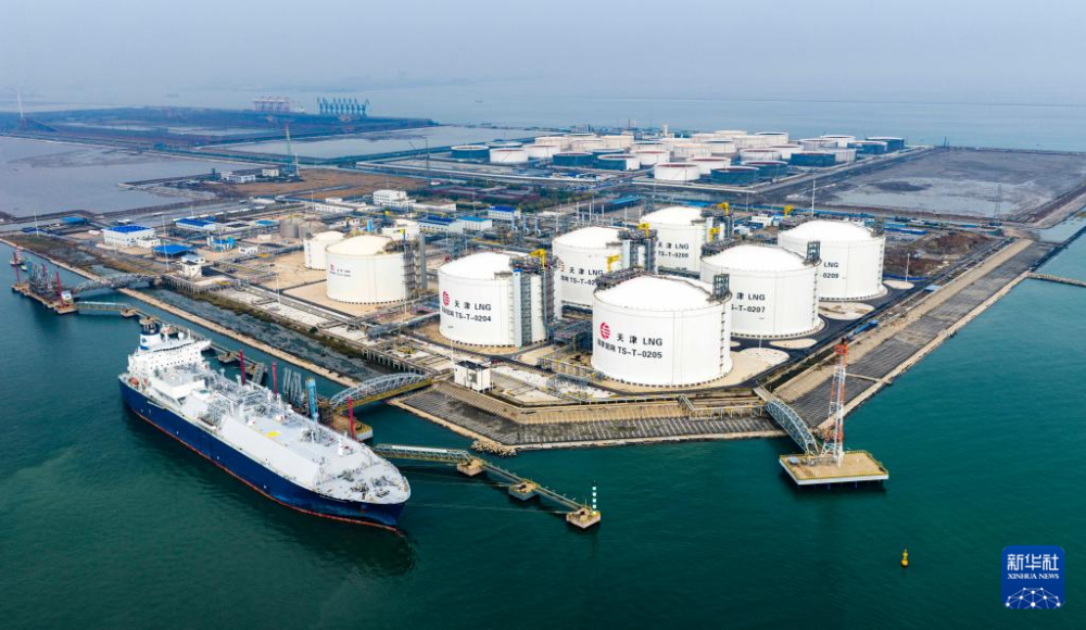 10月31日，“格拉斯哥”号LNG船靠泊在国家管网天津LNG接收站码头（无人机照片）。新华社记者 赵子硕 摄