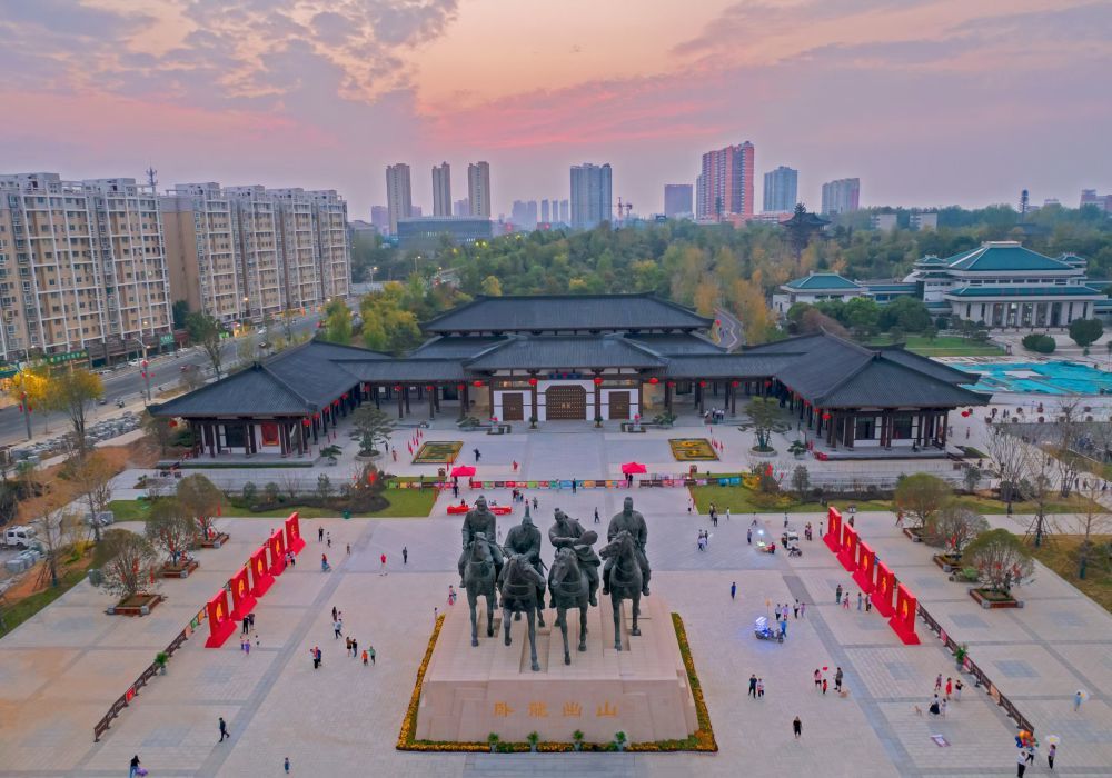 这是2023年4月拍摄的南阳卧龙岗文化园。新华社发