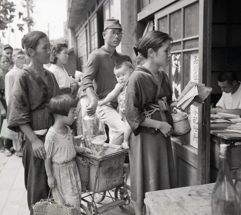 ▲ 二战期间，由于粮食短缺，日本国内实行严格的食物配给制度，大米给军队，平民只能吃豆子。