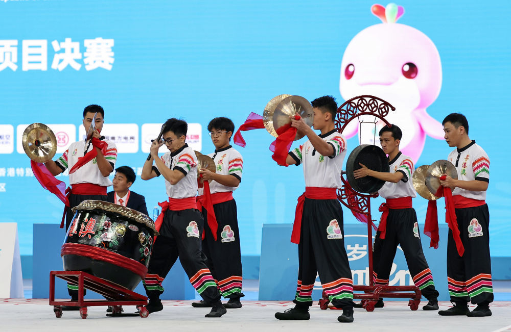 11月11日,粤港澳联队在第十五届全国运动会群众展演舞龙舞狮南狮自选项目决赛比赛中。最终,粤港澳联队获得一等奖。 新华社记者 王鹏 摄