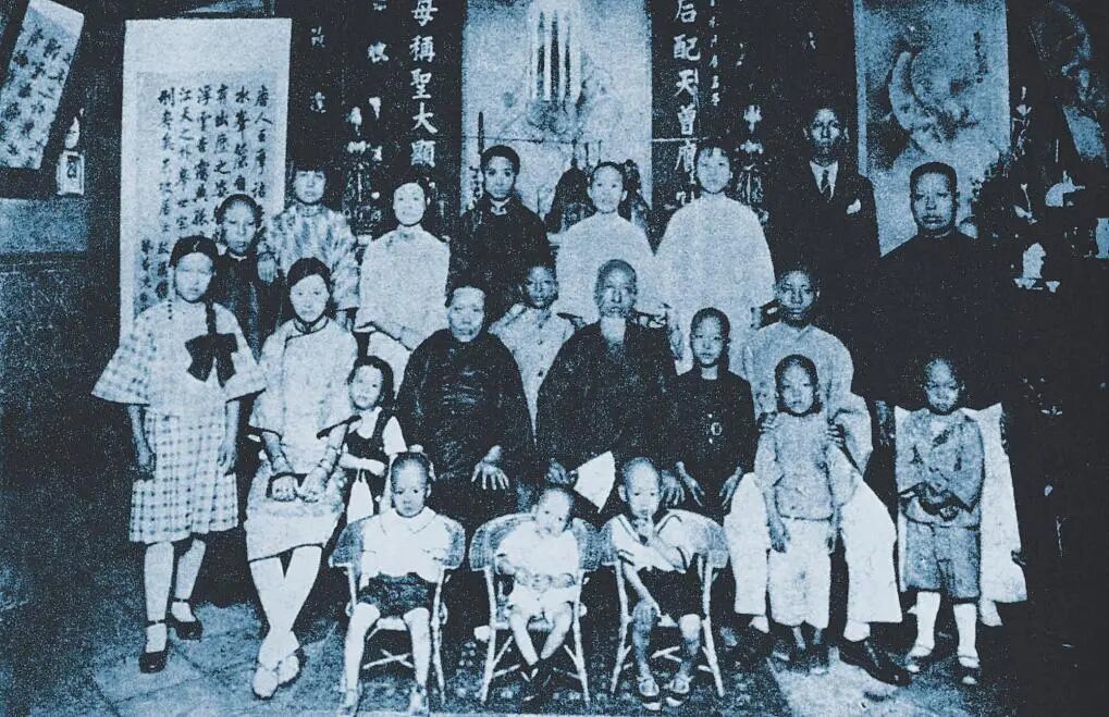 日本在台湾殖民统治期间推行“皇民化运动”,强迫台湾同胞学日语、穿和服,但这一家人暗中穿着中国传统服饰合影。图源:新华社