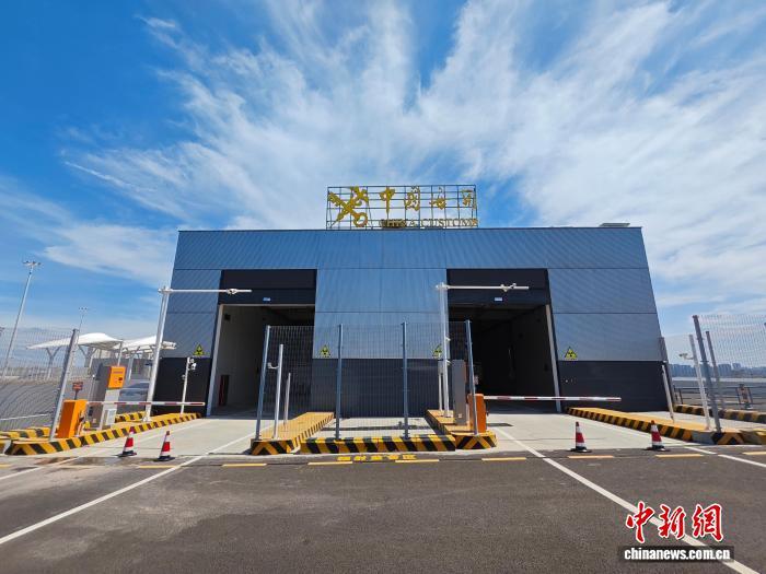 7月29日,海口新海港和南港“二线口岸”(货运)集中查验场内的车辆扫描系统(H986)。中新网记者 王子谦 摄