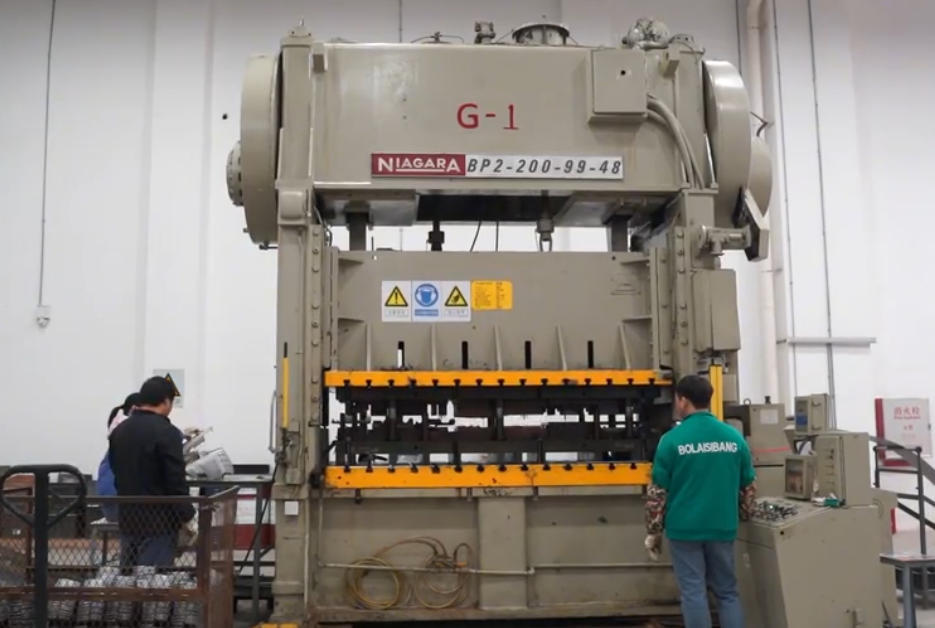 BASIC FUN在华工厂里的玩具零部件冲压机 BASIC FUN