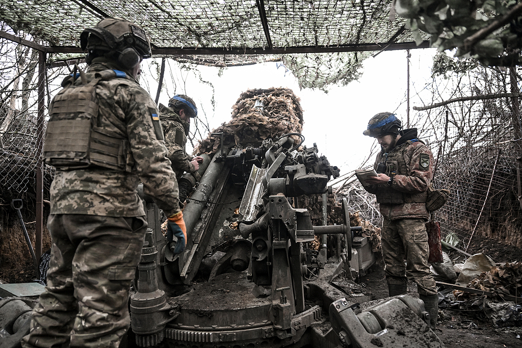 12月24日,乌克兰武装部队第44赫特曼·达尼洛·阿波斯托尔炮兵旅的士兵在执行作战任务。(视觉中国)