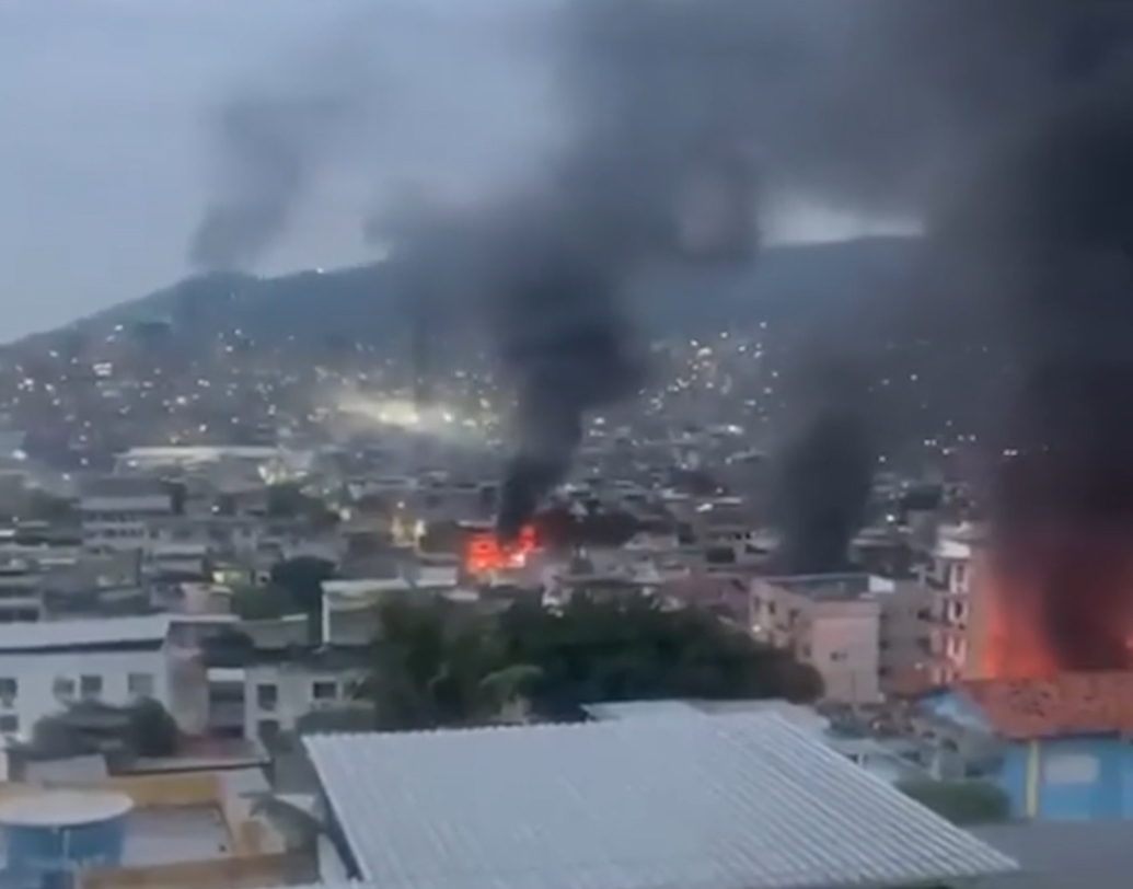 现场视频显示,行动当日枪声四起,行动地域内多处起火,浓烟弥漫。 视频截图