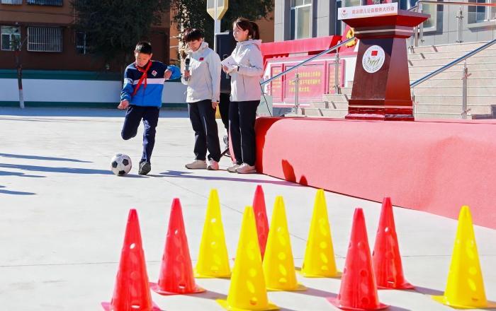 刘爱玲参与“足球保龄球”互动。主办方供图