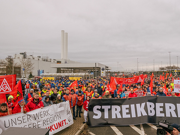 12日,薪资谈判破裂,德国大众汽车工会将开始大规模罢工 视觉中国