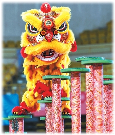 日前,群众展演舞龙舞狮南狮自选项目决赛在佛山举行。