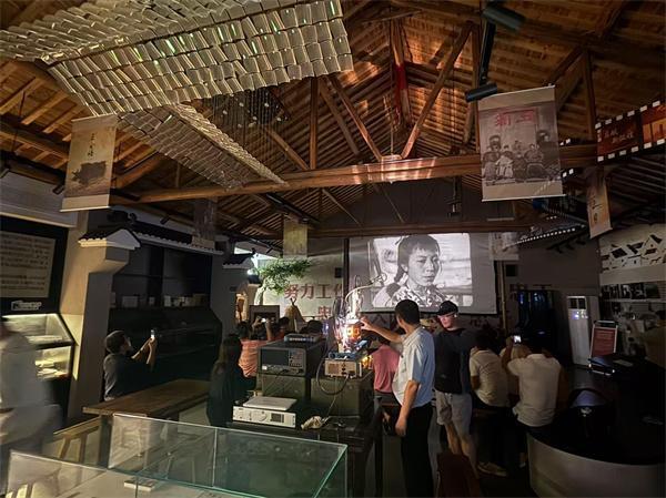 光影故事馆里,朱强在为观众放映老电影片段。受访者供图