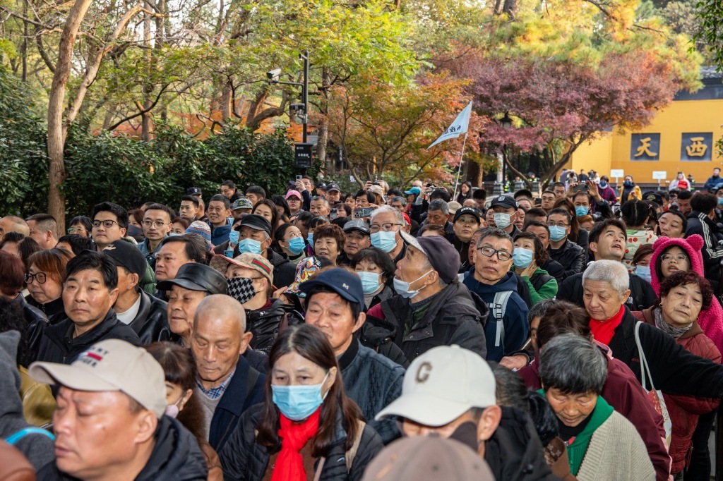 市民游客在灵隐寺检票口外排队。都市快报 陈中秋 图