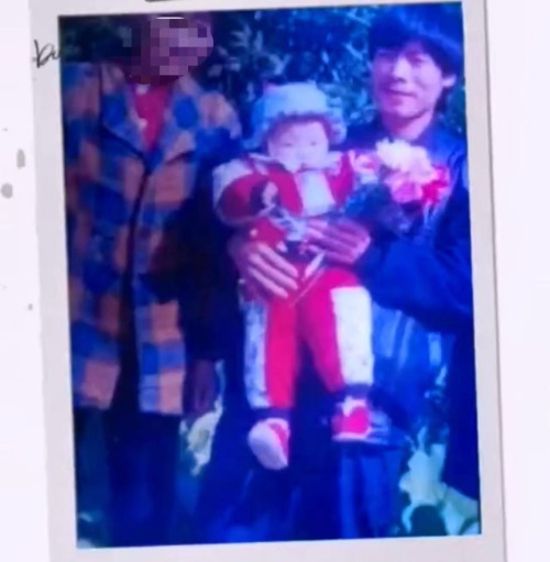 李女士和父亲的合影。