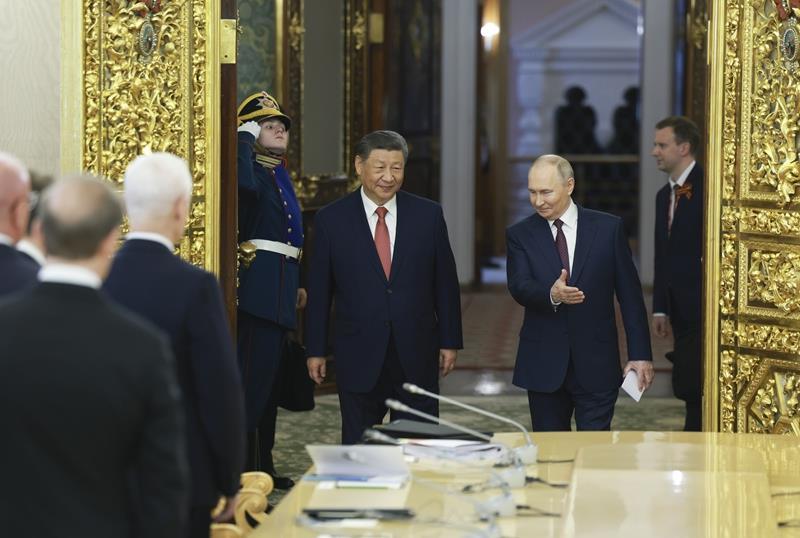 △当地时间5月8日,俄罗斯总统普京同习近平主席在莫斯科克里姆林宫举行会谈。这是两国元首步入会场。