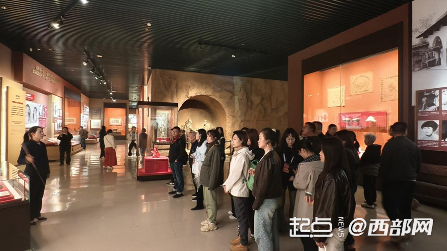 调研采风团成员聆听讲解