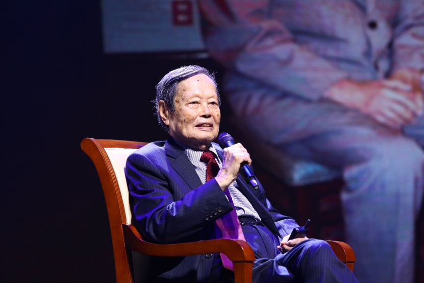 楊振寧在2019年求是獎(jiǎng)?lì)C獎(jiǎng)典禮現(xiàn)場(chǎng) 圖源:人民日?qǐng)?bào)