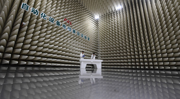 在南瑞集團有限公司自動化設備電磁兼容實驗室,，科研人員進行輻射發(fā)射實驗準備工作（2023年7月7日攝）,。新華社記者 季春鵬 攝