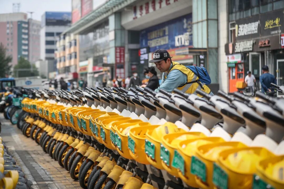 城市里的共享电单车