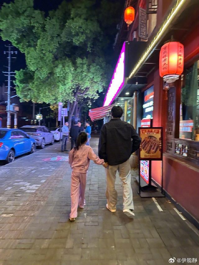 57岁伊能静英国被偶遇!五一带婆婆女儿度假,素颜皮肤好未见秦昊