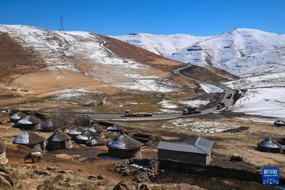 7月8日，在位于莱索托东部的塔巴-采卡地区，运送硬岩掘进机部件的卡车车队在山路上行进。新华社记者 杨光 摄