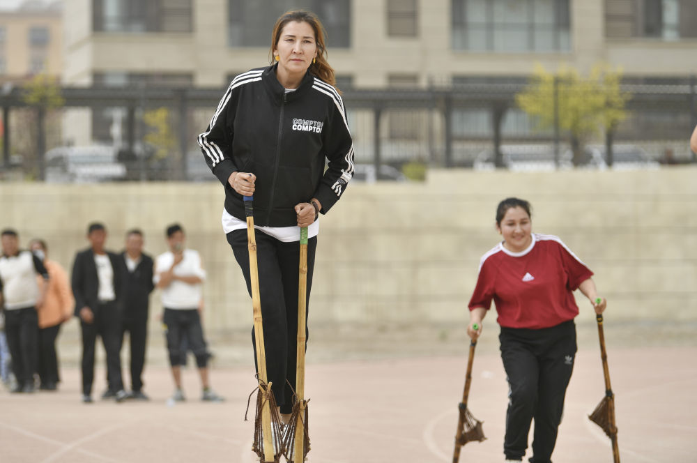 柔鲜古丽在比赛中。新华社记者胡虎虎摄