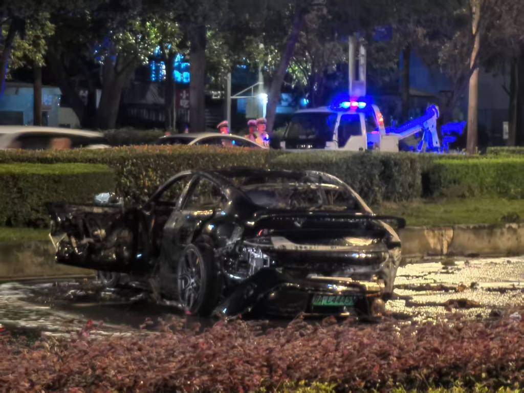 目击者赵青拍摄的小米车祸现场