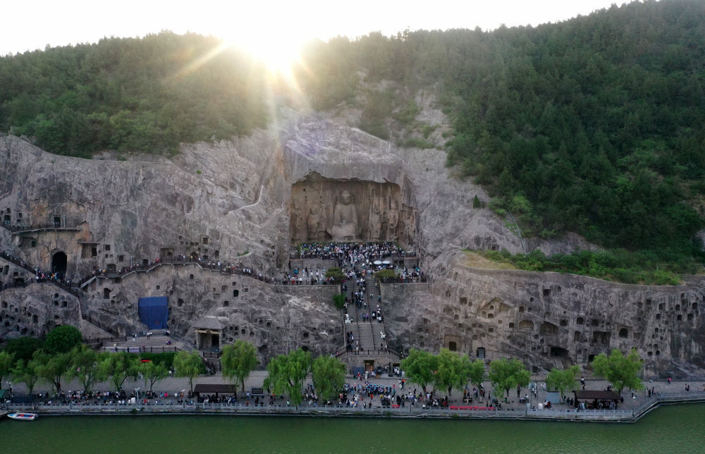 4月24日，游客在龙门石窟游玩（无人机照片）。