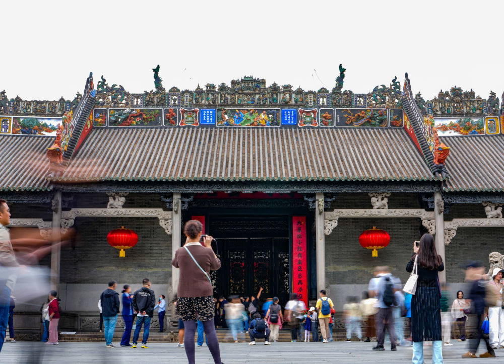 11月12日，游客在广州陈家祠前拍照、游览。新华社记者 肖恩楠 摄