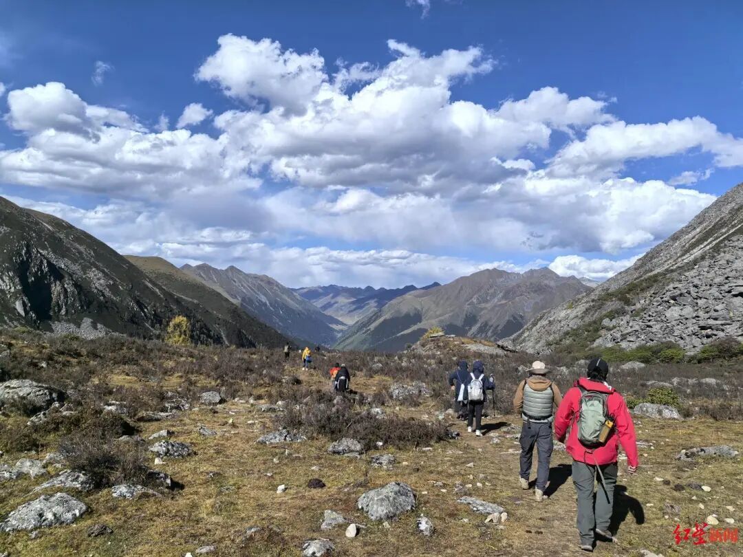 ▲丹巴党岭穿越路线上,徒步者依旧不少