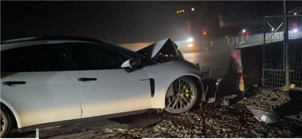 保时捷出事故保险公司让报废 但只赔100万保额的一半!车主不干了