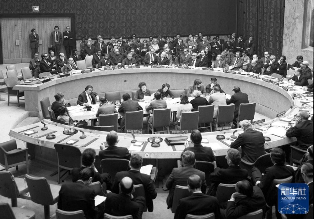 1971年10月25日,第26届联合国大会通过2758号决议,恢复中华人民共和国在联合国的一切合法权利,承认中华人民共和国政府代表是中国在联合国唯一合法代表,并立即把台湾地区的代表从联合国及其所属一切机构中驱逐出去。这是1971年11月23日下午,中华人民共和国常驻联合国安全理事会代表第一次出席了安理会会议,受到了各理事国代表的欢迎。