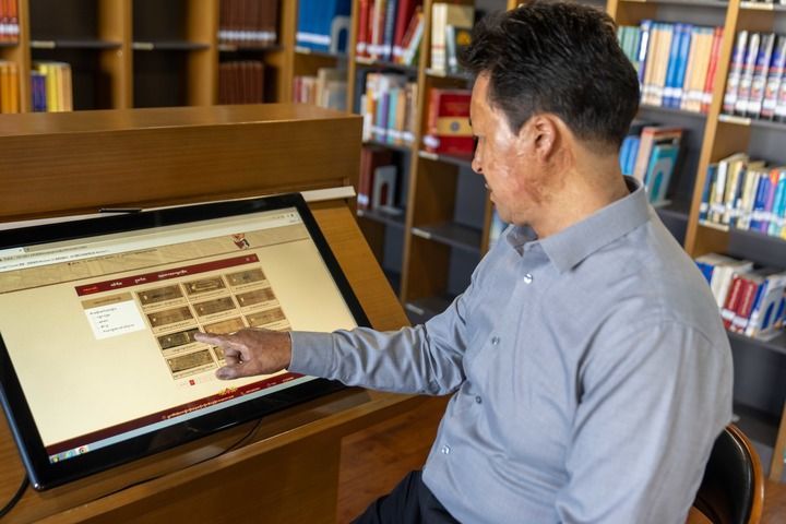 西藏自治区图书馆副馆长边巴次仁介绍数据库中的藏文古籍（2025年8月13日摄）。新华社记者 旦增尼玛曲珠 摄