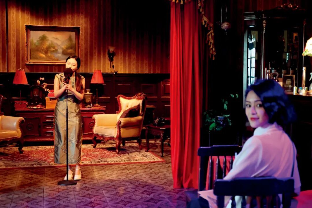 一位游客(右)在上海影视乐园观看沉浸式演艺项目《新世界:破笼之宴》。图/受访者提供