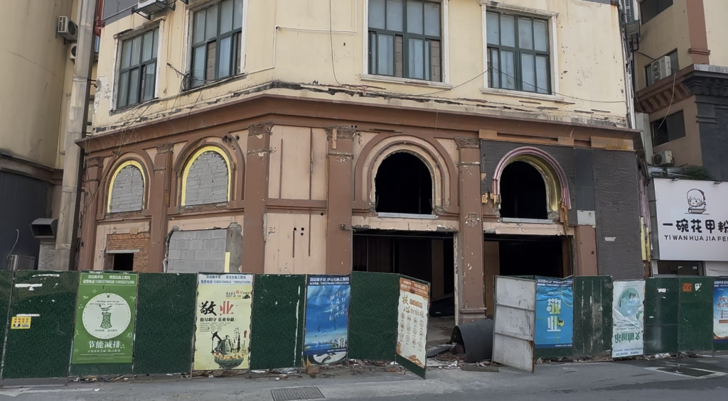 涉事酒吧现状,该酒吧开业一年后就停业了。