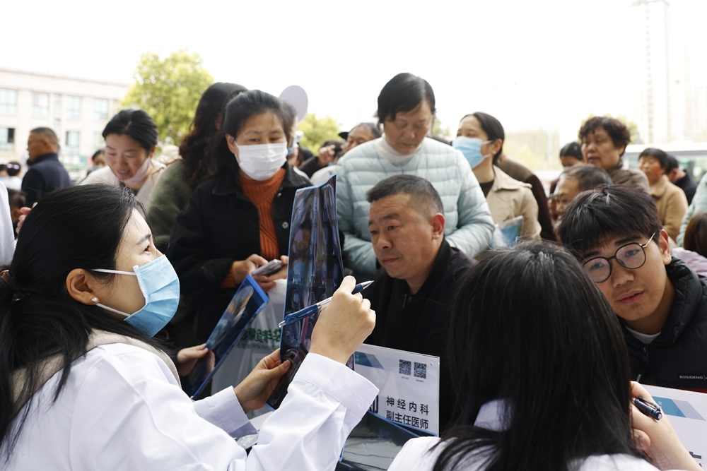 来自北京、上海的医疗专家在江苏省宿迁市泗洪县第一人民医院为群众义诊(2025年3月30日摄)。新华社发(许昌亮 摄)