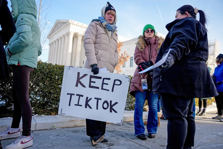 当地时间1月10日，TikTok内容创作者和支持者在美国最高法院外手举“留下TikTok”的标语。 NBC