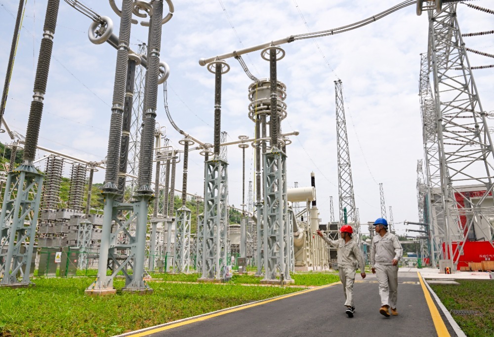 ▲渝北&plusmn;800千伏换流站，工作人员正在巡查。记者 崔力 摄/视觉重庆